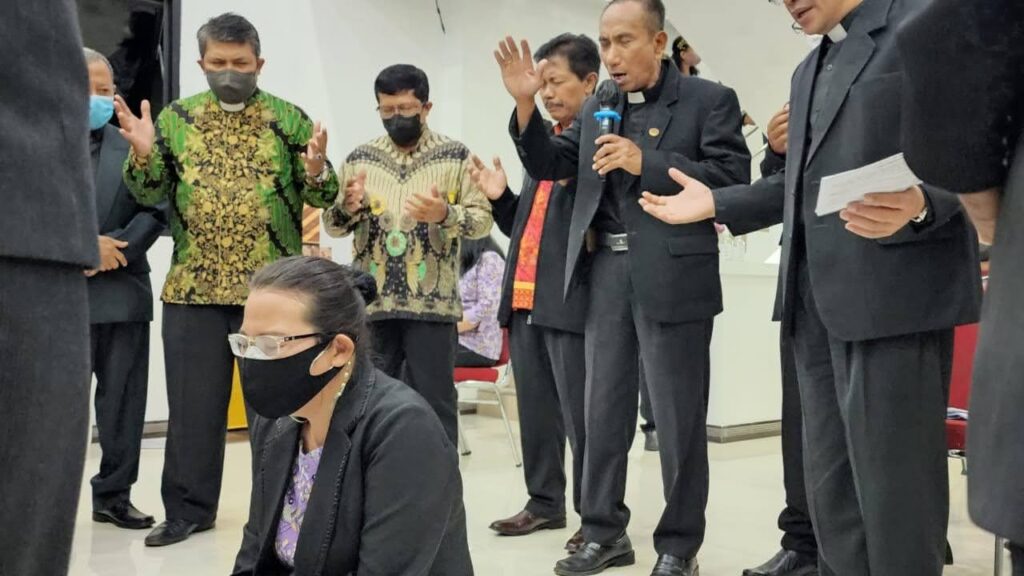 Penahbisan Sdr. Sandra, M.Pd. menjadi Pendeta Muda.