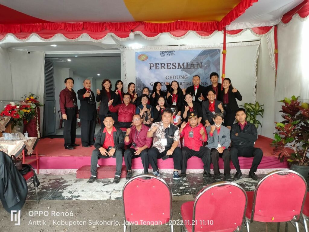Berfoto bersama di halaman gedung gereja.