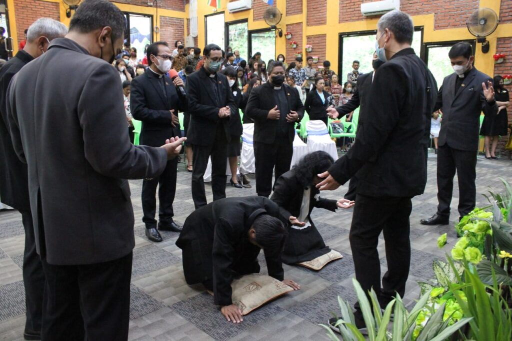 Penahbisan, Pdt. Lukas Tri Iswantoro, Pdm. Maria Puji Wahyuningsih, Gereja Isa Almasih Jemaat Sindoro, Pdt. Andreas Mulyadi, menjadi serupa dengan Kristus, Yesus sebagai role model, pelayanan, jemaat GIA Sindoro, Pos PI.
