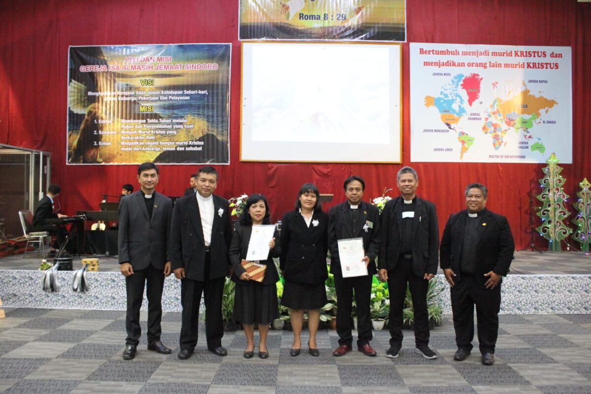 Pdt. Lukas Tri Iswantoro dan Pdm. Maria Puji Wahyuningsih saat Penahbisan di Gereja Isa Almasih Jemaat Sindoro, dengan Pdt. Andreas Mulyadi sebagai pemberi Penahbisan. Jemaat GIA Sindoro dan Pos PI hadir menyaksikan acara ini.
