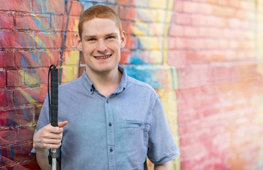 Chris Duffley, seorang penyanyi tunanetra yang berhasil mengatasi keterbatasannya dan memperkuat imannya di tengah-tengah tantangan.