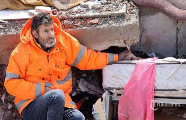 Gambar seorang ayah Mesut Hancer dan putrinya Irmakleyla Hancer yang menggenggam tangan dalam tragedi gempa bumi Turki terjadi.