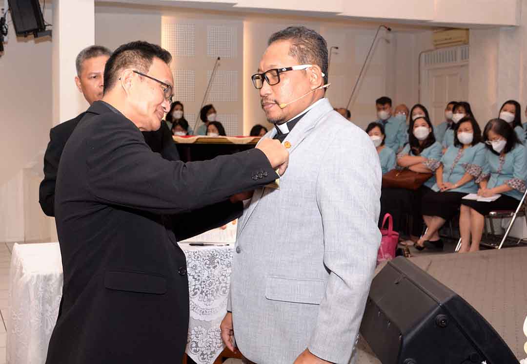 Ketua Umum MPH Sinode GIA Pdt. Budi C. Hartono menyematkan Kartu Tanda Jabatan Pendeta sebaga Gembala Jemaat kepada Pdt. Mulyadi Kaleb, M.Th, disaksikan oleh Sekum MPH Sinode GIA Pdt. Andreas Mulyadi.