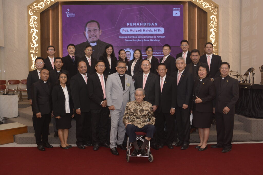 Pdt. Mulyadi Kaleb, M.Th. bersama para Majelis, Penatua, dan Hamba Tuhan GIA Jemaat Lengkong Besar Bandung. (foto: Lionanto B.)