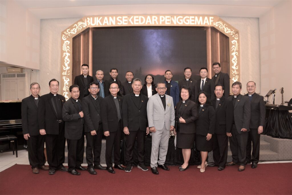 Pdt. Mulyadi Kaleb, M.Th. bersama Ketua Umum MPH Sinode GIA Pdt. Budi C. Hartono dan Sekum MPH Sinode GIA Pdt. Andreas Mulyadi, serta Majelis Daerah VI Sinode GIA, dan perwakilan Gereja Isa Almasih di Kota Bandung.