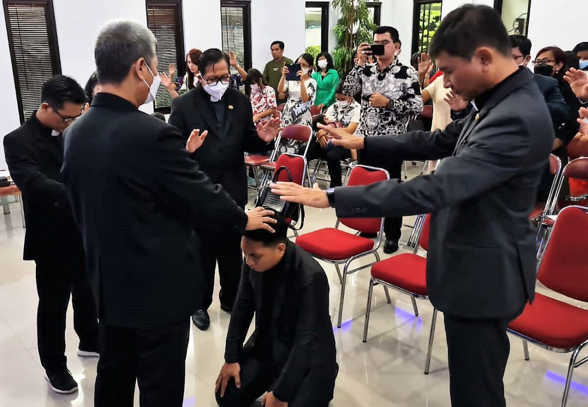 Sdr. Willy, SpdK resmi ditahbiskan sebagai Pendeta Muda di lingkup Sinode Gereja Isa Almasih di GIA Banjarmasin, Kalimantan Selatan.