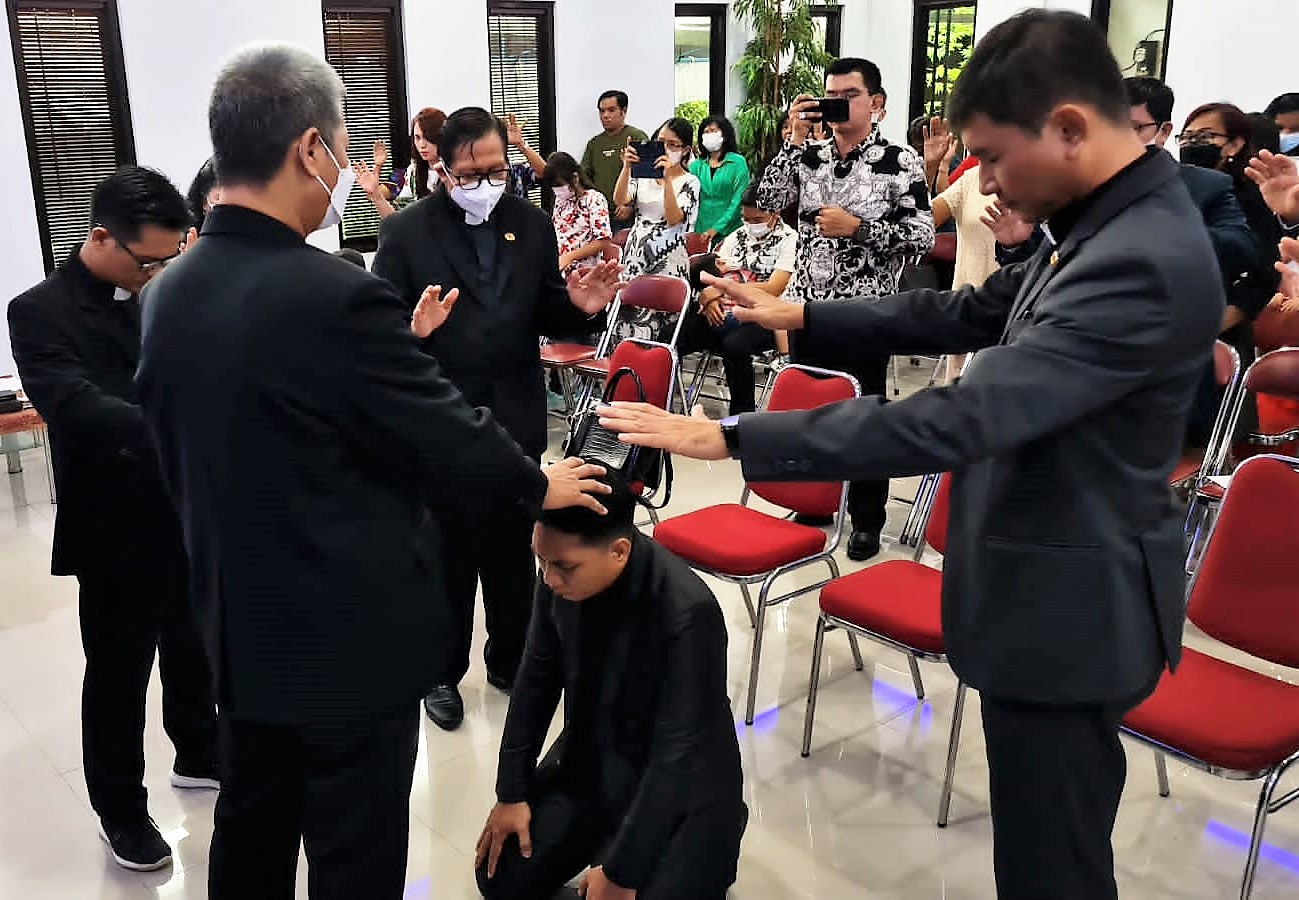 Sdr. Willy, SpdK resmi ditahbiskan sebagai Pendeta Muda di lingkup Sinode Gereja Isa Almasih di GIA Banjarmasin, Kalimantan Selatan.