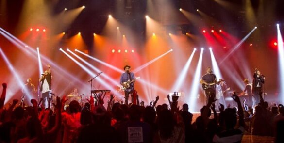Mengulas Gereja Hillsong, Brian Houston, dan Carl Lentz dalam konteks budaya dan keagamaan global.