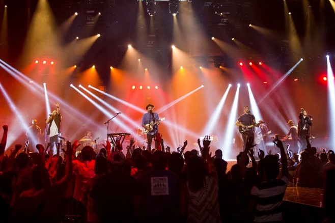 Mengulas Gereja Hillsong, Brian Houston, dan Carl Lentz dalam konteks budaya dan keagamaan global.