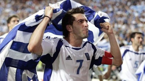 pertandingan sepak bola antara Portugal dan Yunani selama Euro 2004, melambangkan konsep tim pemenang, winning team underdog melalui tekad dan fokus.